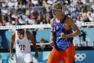 Holandês condenado por estupro ouve vaias e aplausos antes da estreia no vôlei de praia