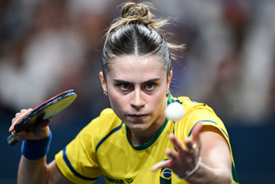 Bruna Takahashi vence nigeriana e avança no tênis de mesa