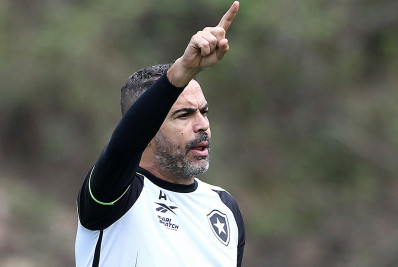 Botafogo volta a sofrer três gols em um jogo após mais de três meses e acende alerta defensivo