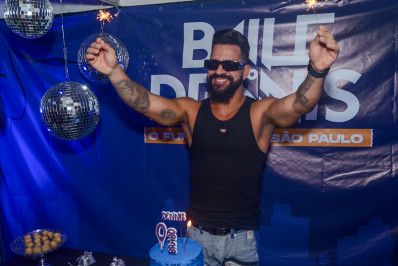 Dennis DJ comemora aniversário antes de show e reúne famosos em baile funk em SP