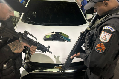 PM prende dois criminosos com carro roubado em Belford Roxo