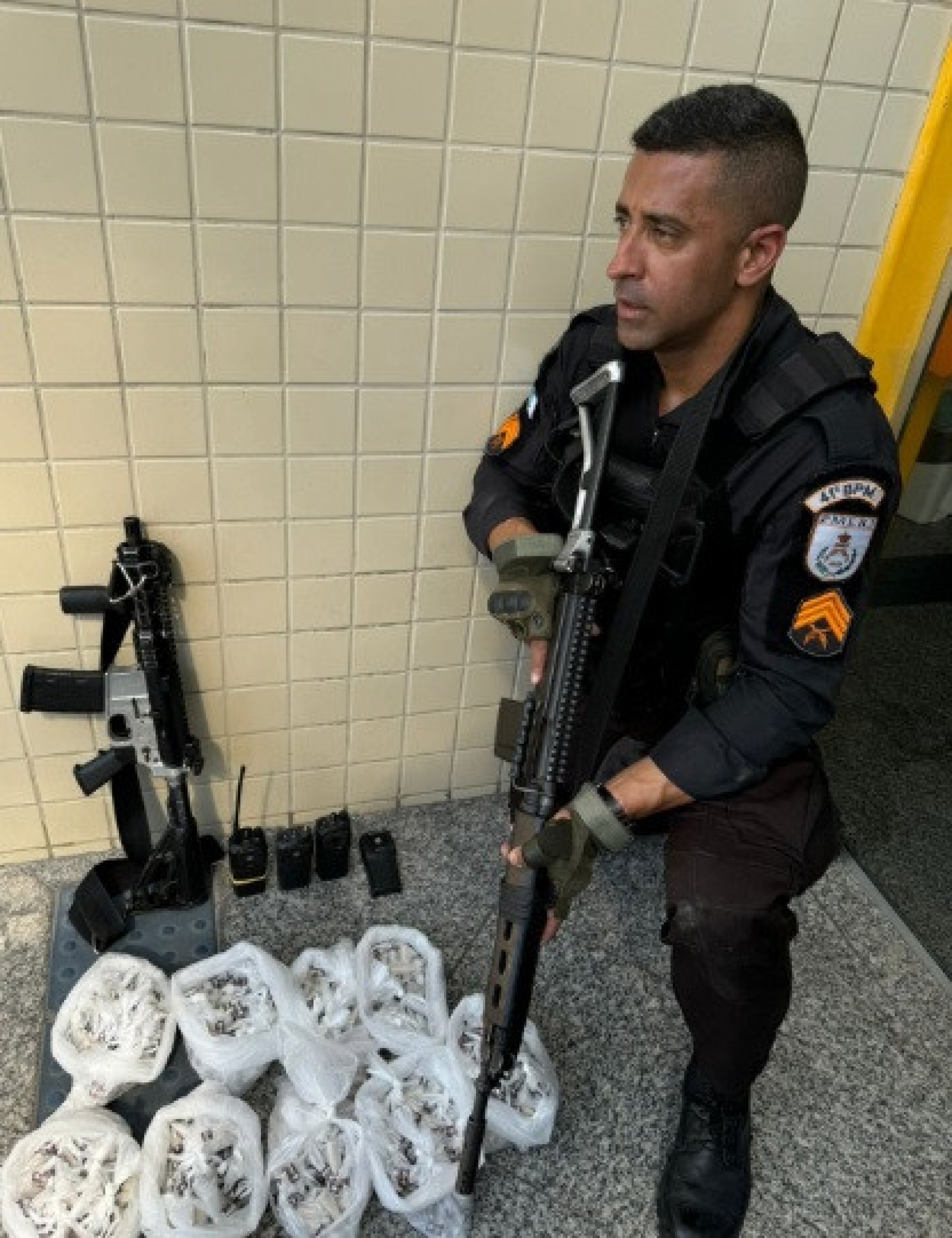 PMs apreenderam fuzil e 900 pinos de cocaína em ação na comunidade do Para Pedro