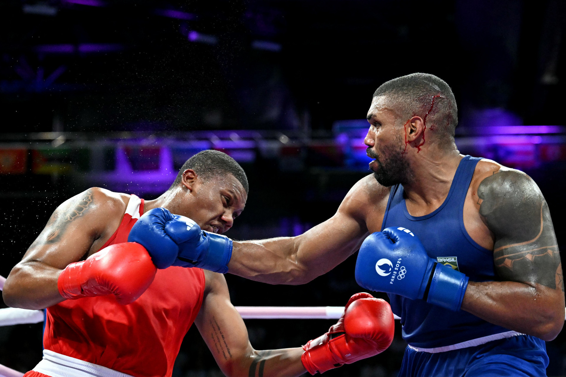 Mais um que tinha expectativa de medalha, Abner Teixeira (azul) perdeu para o equatoriano Congo Chala no boxe +92kg - Mohd Rasfan/AFP