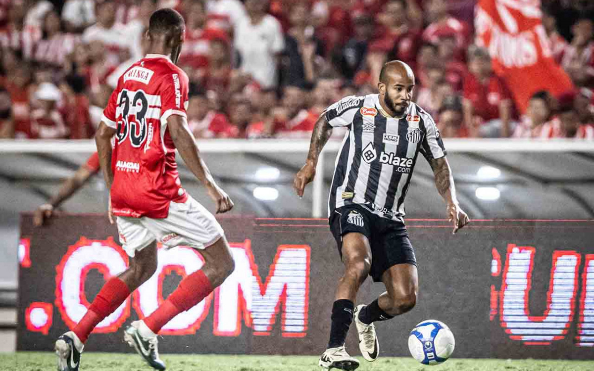 Patrick volta a jogar mas segue com futuro indefinido no Santos