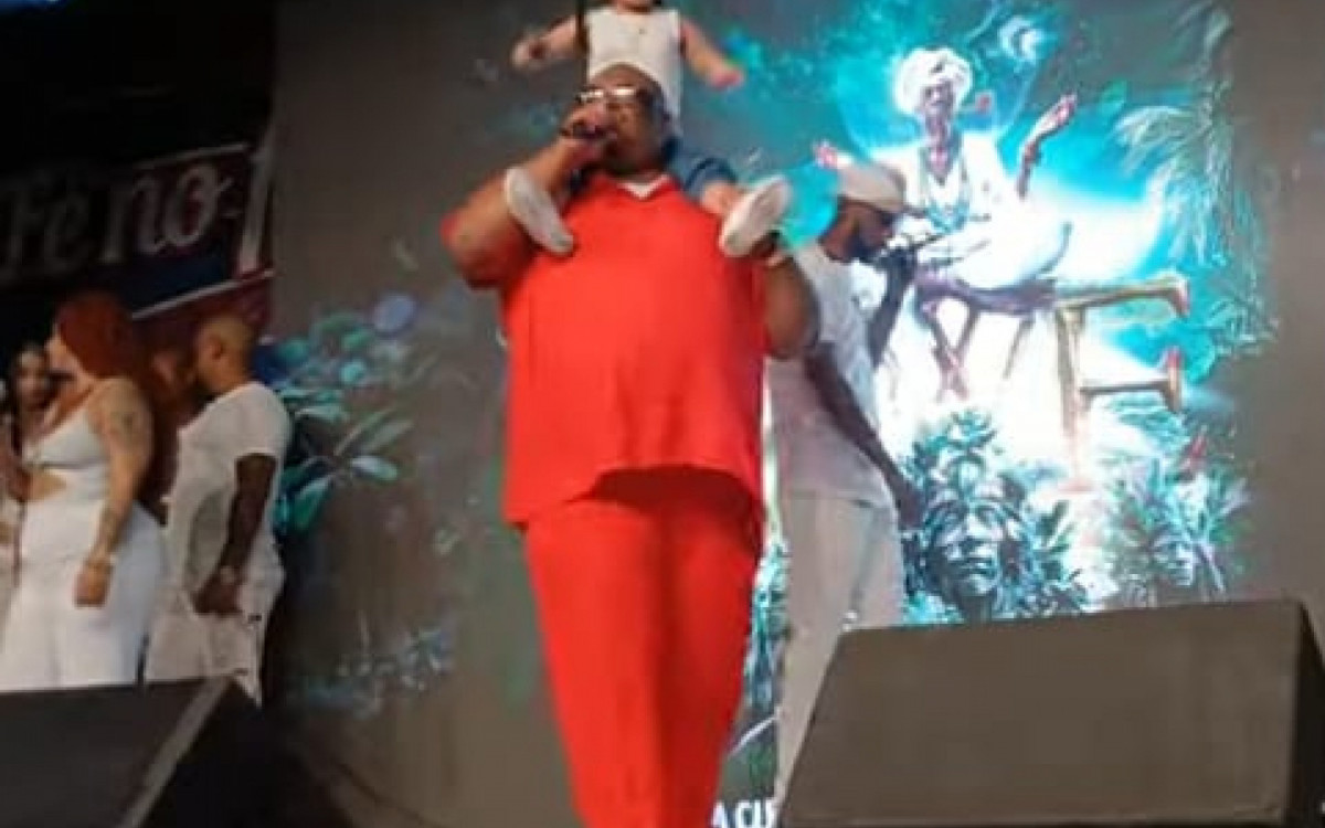 Daniel Silva cantando o samba de 2025