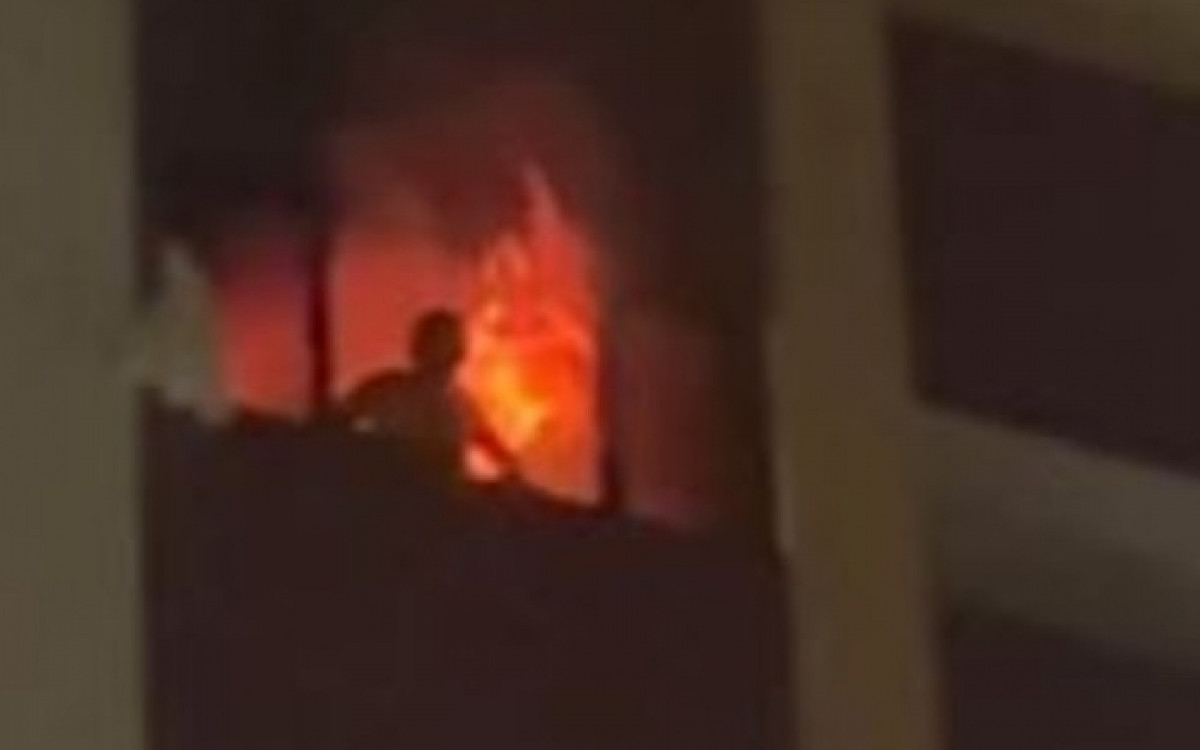 Homem se aproximou da janela enquanto as chamas tomavam o quarto do hotel