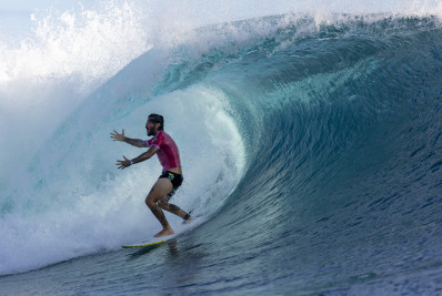 Filipe Toledo vibra com classificação às oitavas do surfe