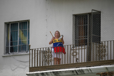 Venezuela tem ruas vazias e protestos após reeleição de Maduro