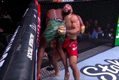 Belal cala torcida inglesa e fatura cinturão no UFC 304; Aspinall atropela rival