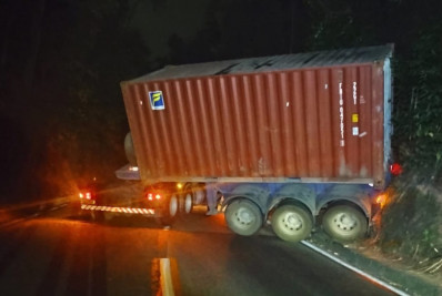 Subida da serra de Petrópolis é interditada por conta de carreta que ameaça tombar