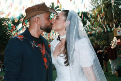 De noiva, Paolla Oliveira troca beijos com Diogo Nogueira em festa 