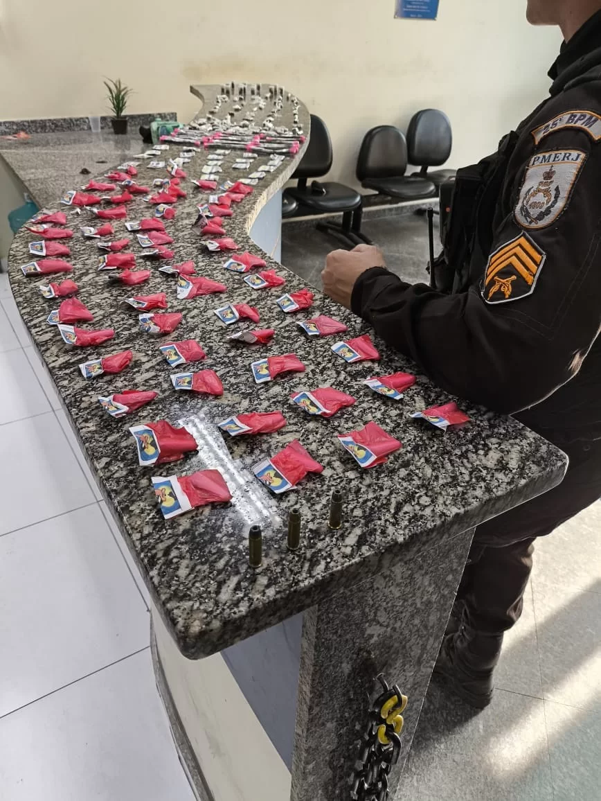 Polícia Militar prende dupla por tráfico de drogas e sequestro no bairro Fazendinha