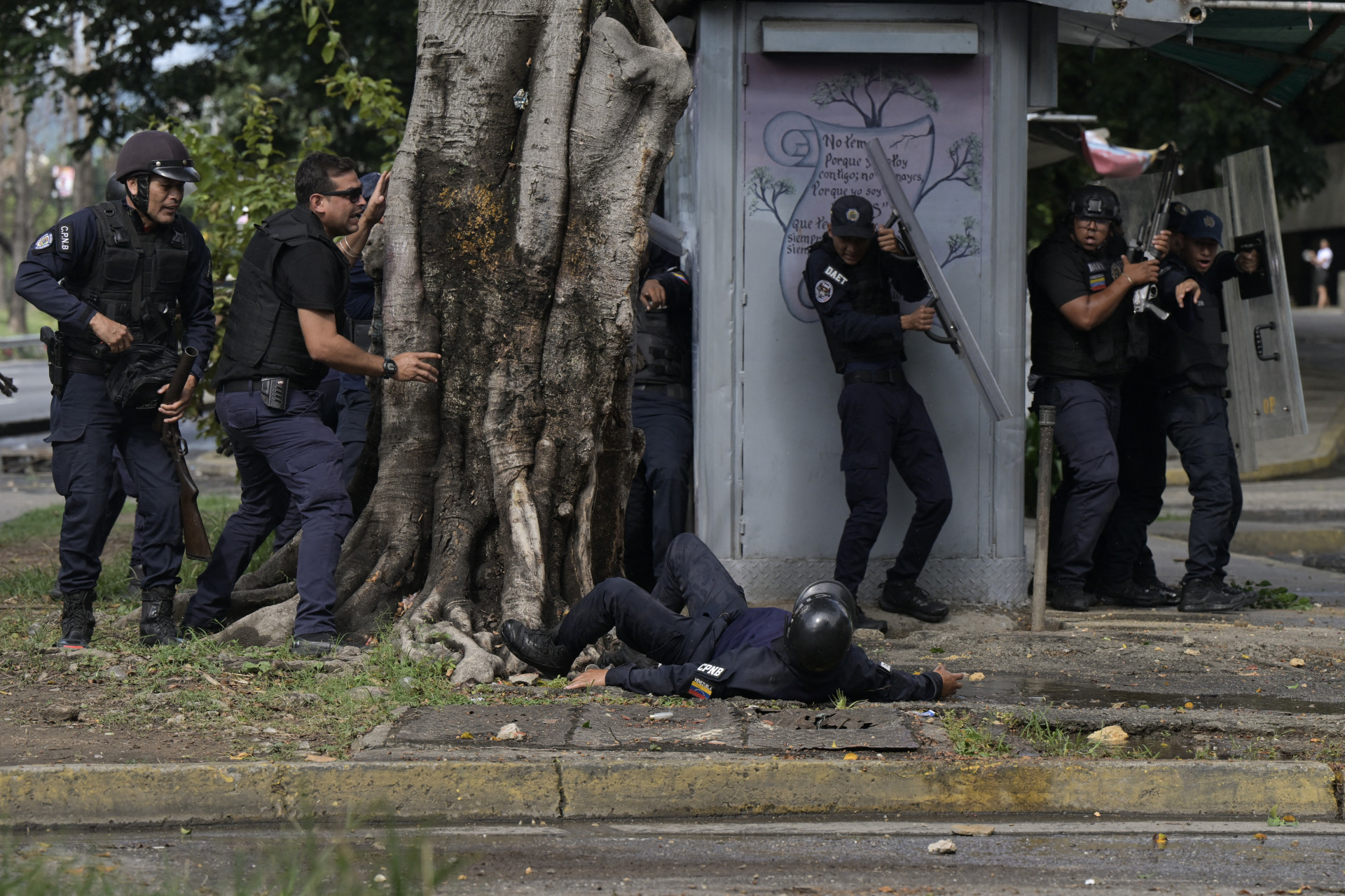 Policias se reúnem durante operação para conter manifestação - Yuri Cortez/AFP