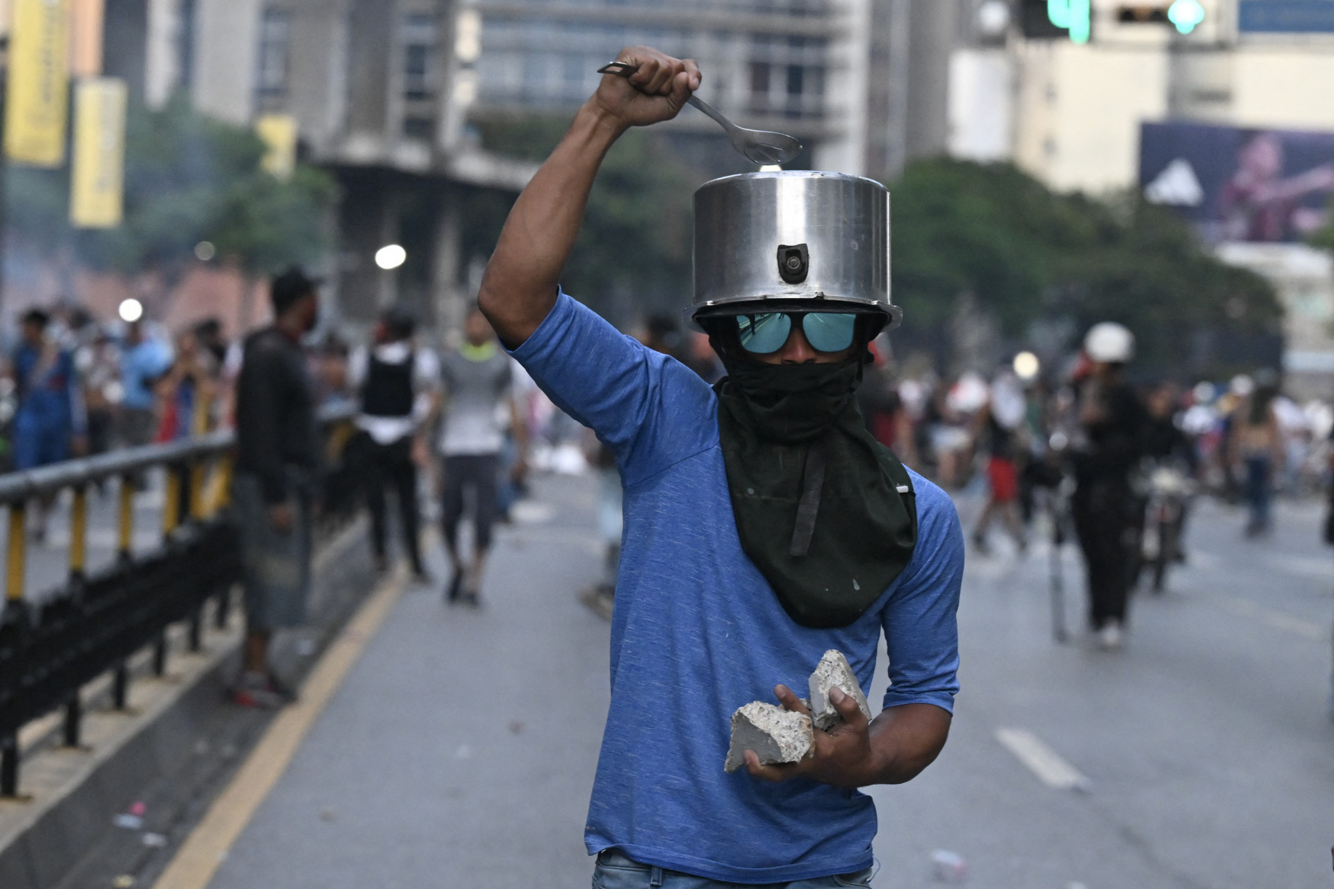 Homem faz sinal de resistência durante protesto - Raul Arboleda/AFP