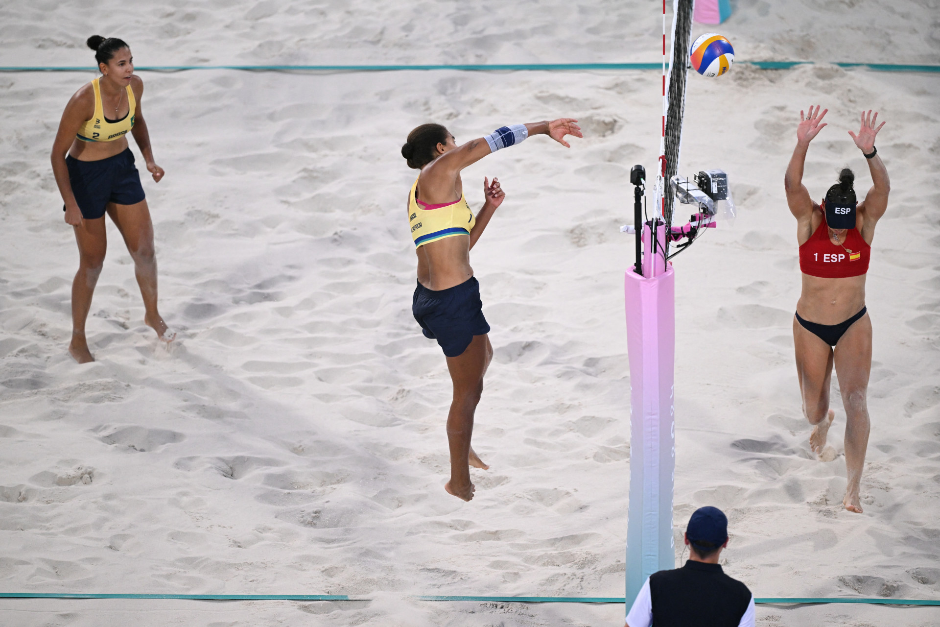 Duda e Ana Patrícia venceram Liliana Fernández e Paula Soria, da Espanha - Kirill Kudryavtsev / AFP