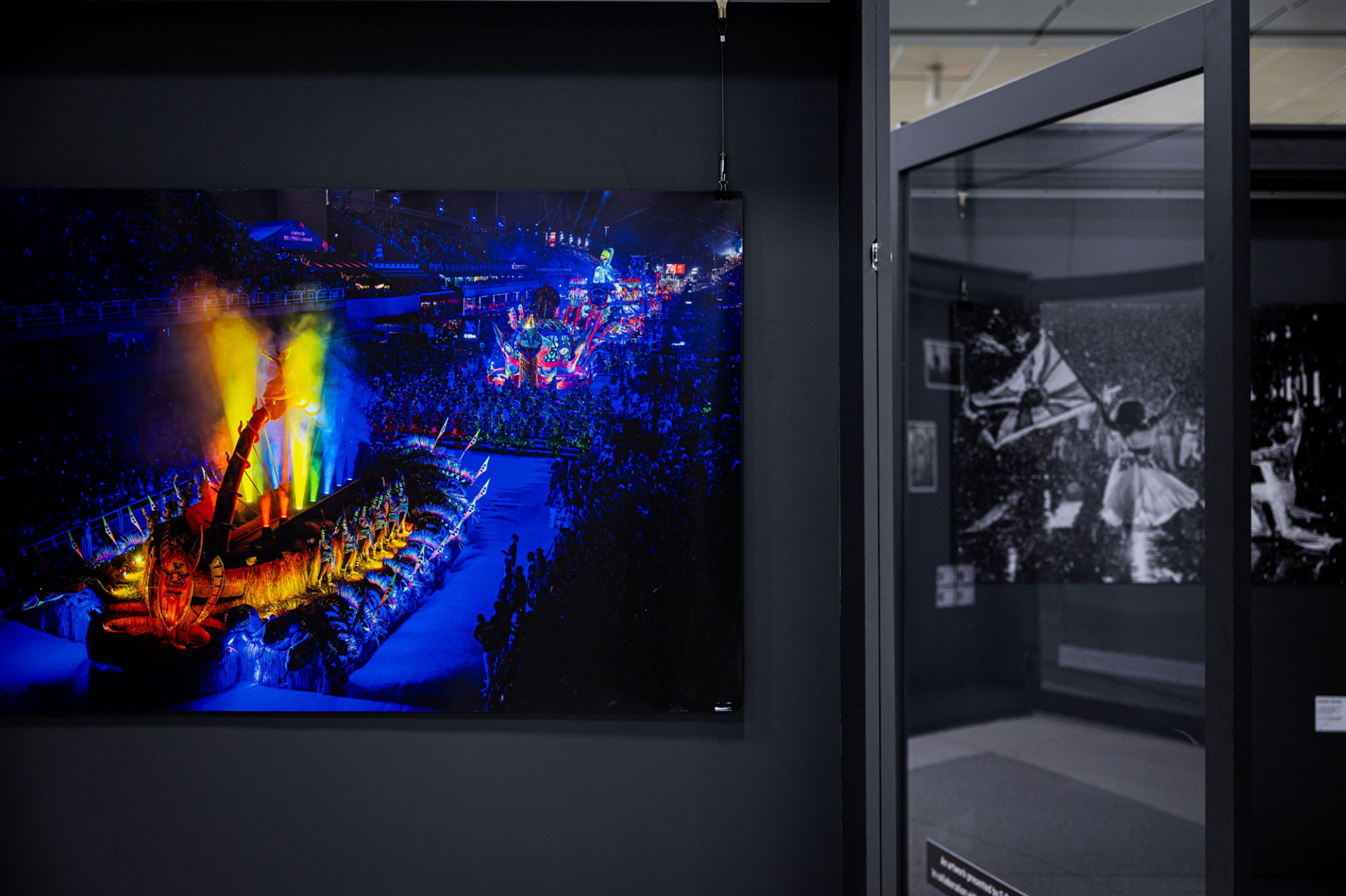 Multid&atilde;o na Sapuca&iacute; assiste atenta &agrave; passagem da escola - Rui Ventura 