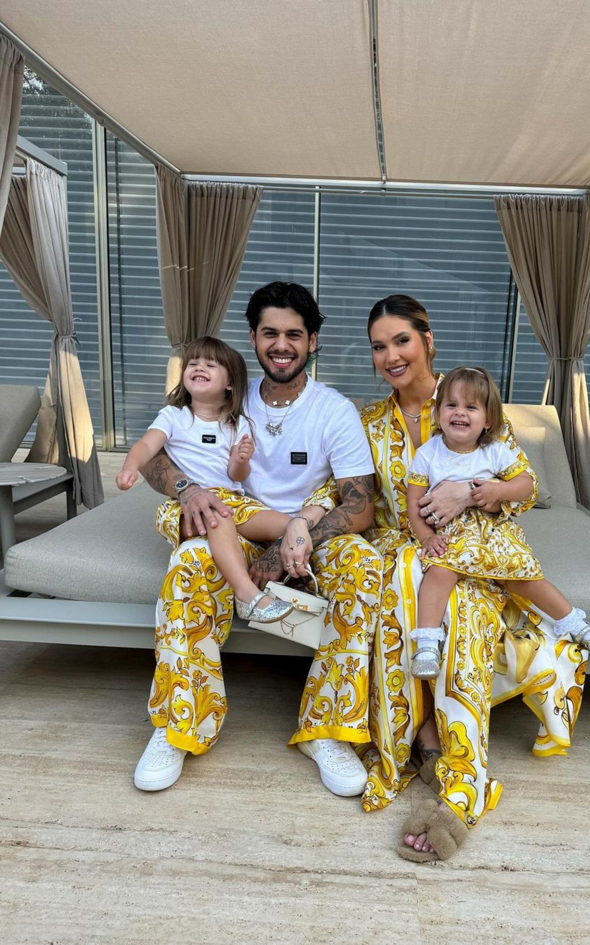 Virginia e Zé Felipe combinam estampas das roupas com a filhas - Reprodução/Instagram