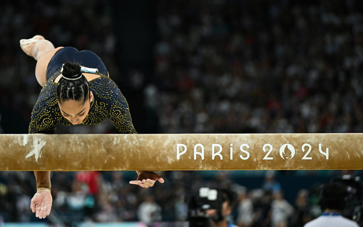 Julia Soares sofreu queda na trave durante final por equipes