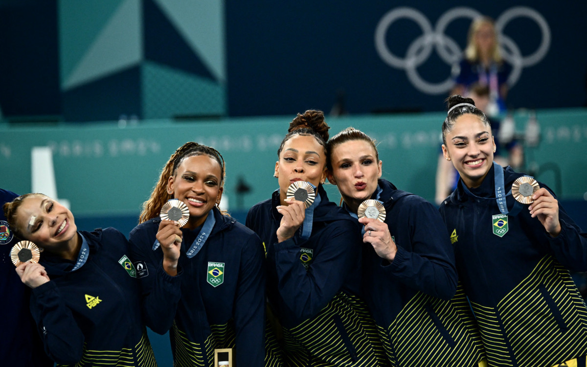 Alegria no pódio na Bercy Arena. Antes teve dedicação, suspense e dor, já que Flavia Saraiva abriu o supercílio direito durante o aquecimento