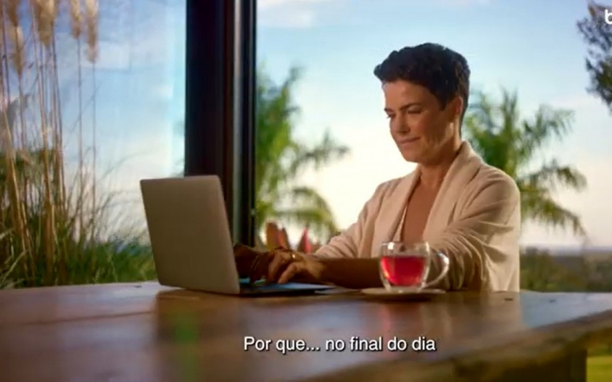 Ana Paula Arósio surge com novo visual em campanha publicitária
 - Reprodução/Youtube