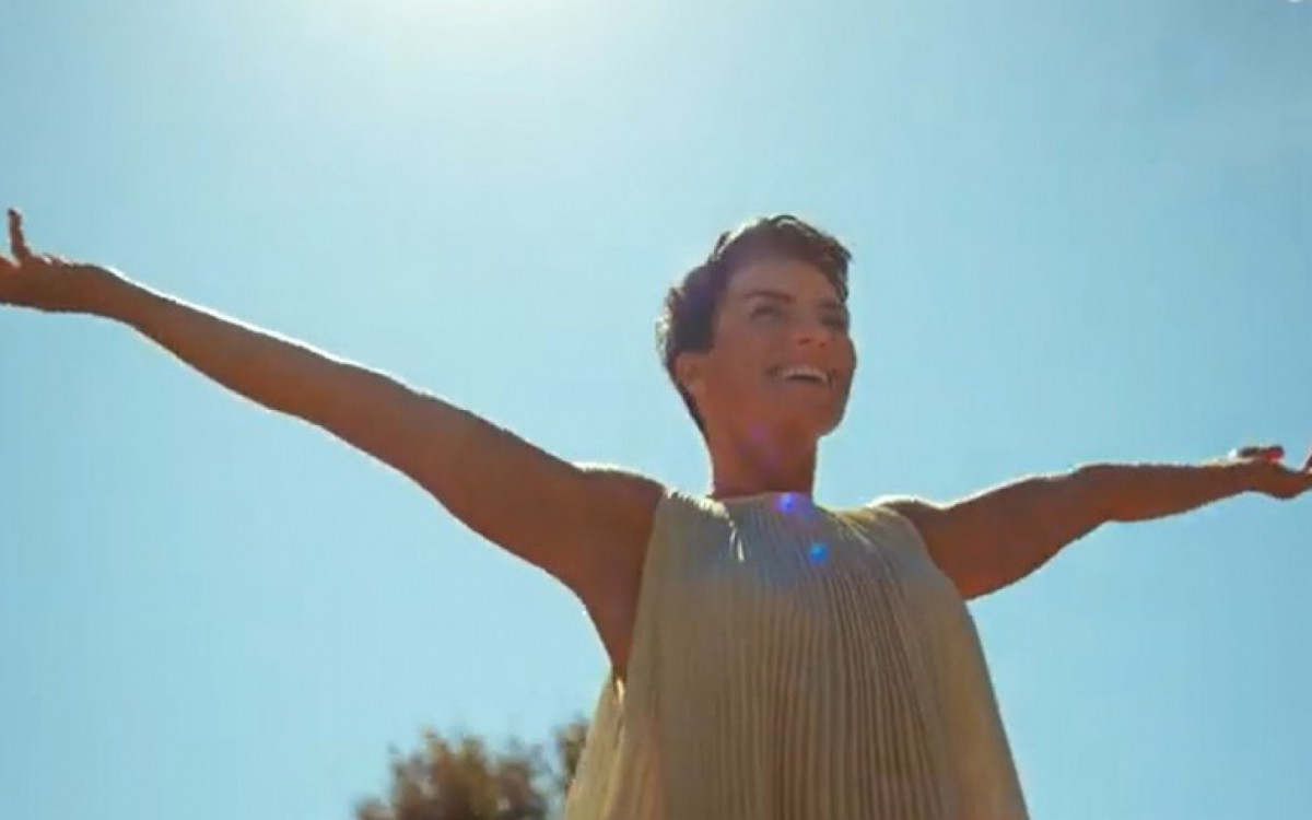 Ana Paula Arósio surge com novo visual em campanha publicitária
 - Reprodução/Youtube