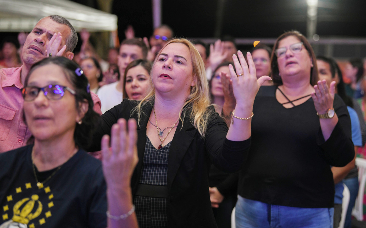 Fiéis em oração durante missa ocorrida no Festival de Inverno de Guapimirim
