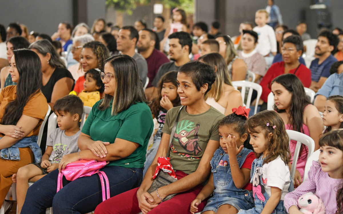 O público se diverte ao assistir peça teatral durante o Festival de Inverno de Guapimirim
