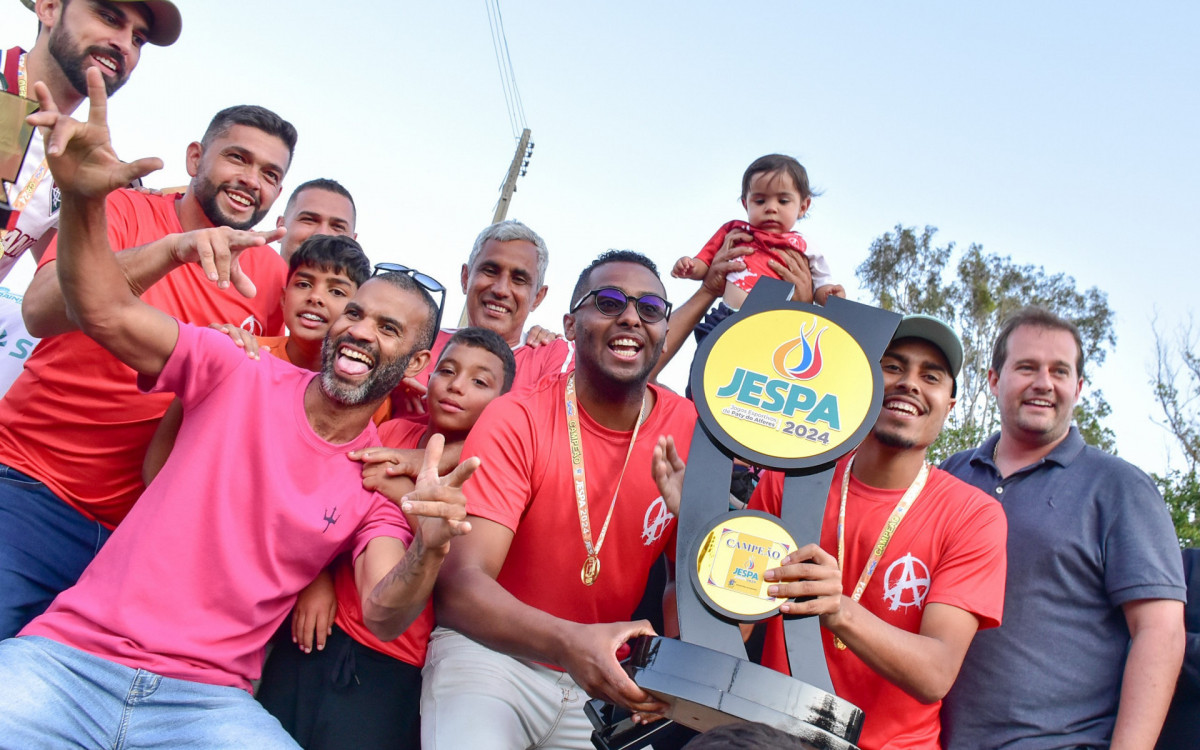 Prefeito Juninho Bernardes entregou o troféu à equipe
