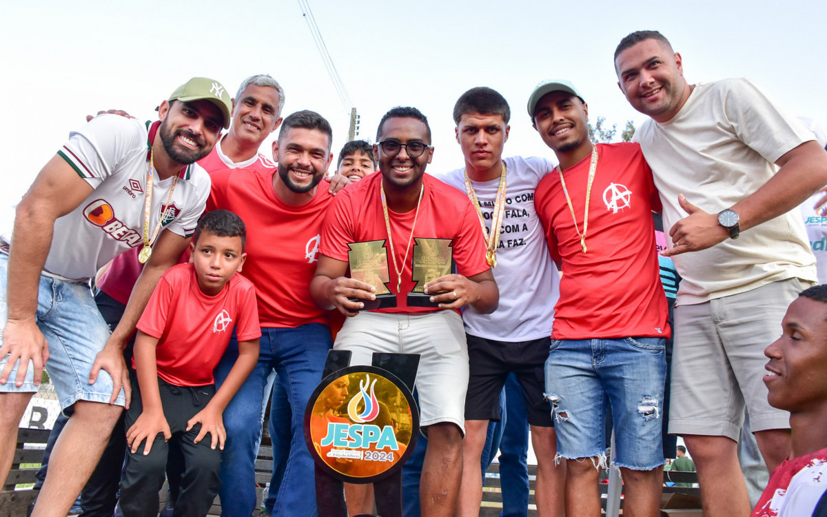 Prefeito Juninho Bernardes entregou o troféu à equipe