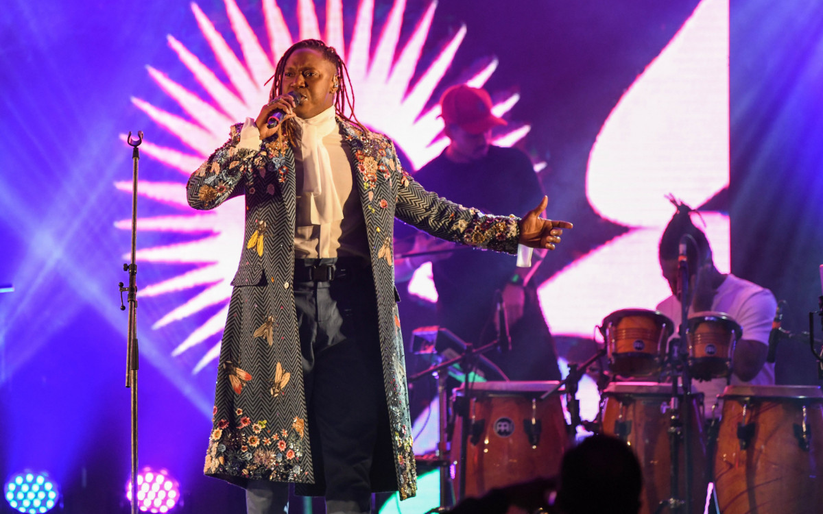 Tiago Barbosa canta músicas Milton Nascimento durante o Festival de Inverno Guapimirim 2024