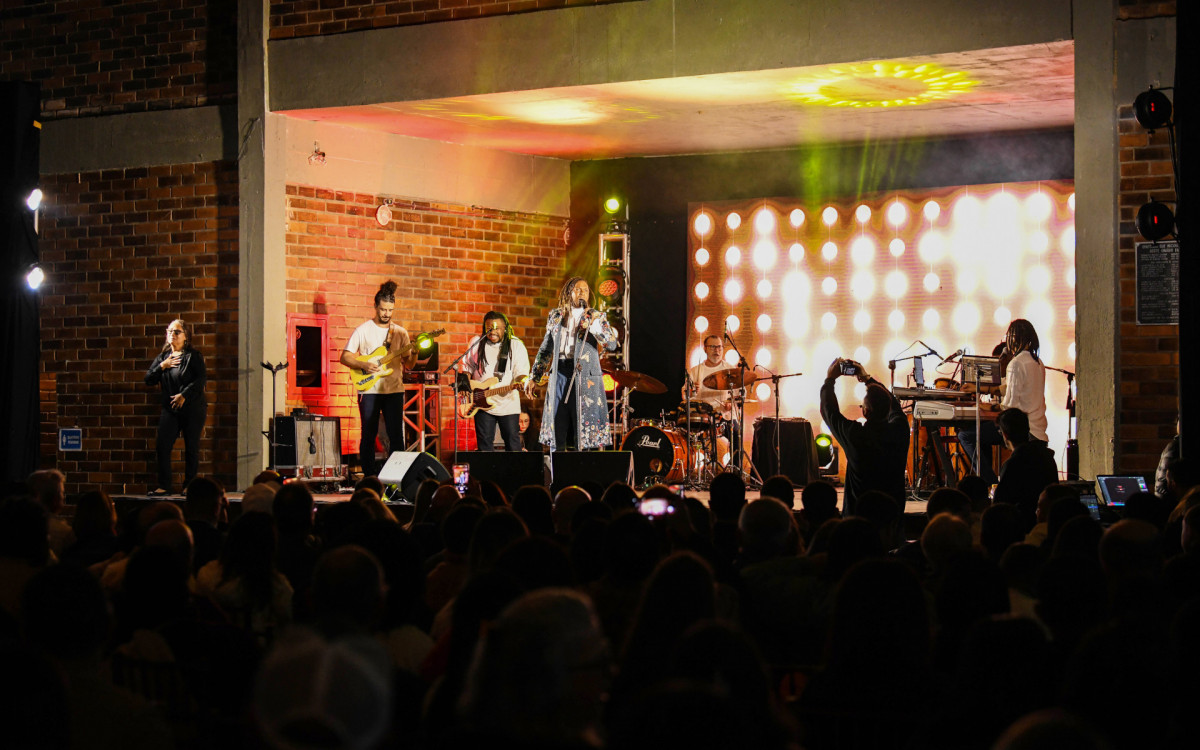 No primeiro dia do Festival de Inverno de Guapimirim 2024 foi feita uma homenagem ao cantor Milton Nascimento
