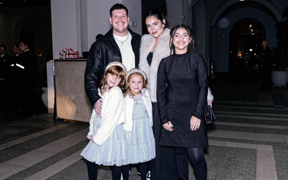 Ferrugem com Thais Vasconcelos com as filhas, Júlia, Sofia e Aurora
