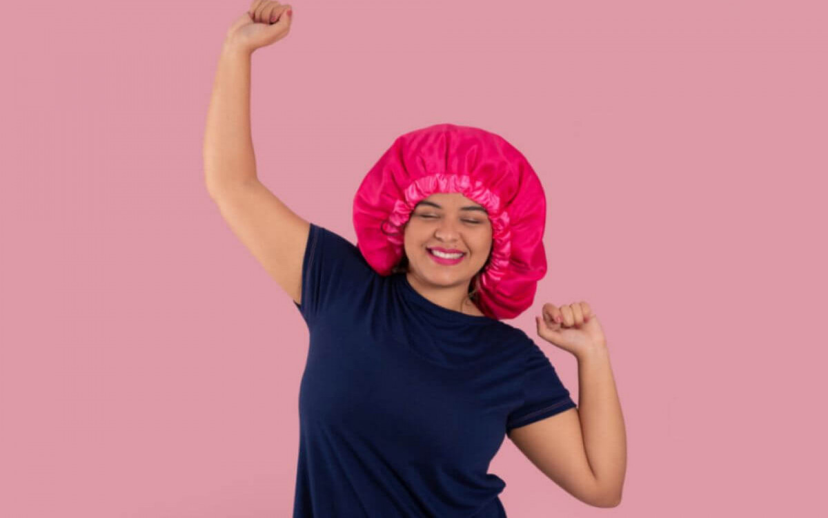 Touca de cetim ajuda a reduzir o frizz dos cabelos (Imagem: Elayne Massaini | Shutterstock)