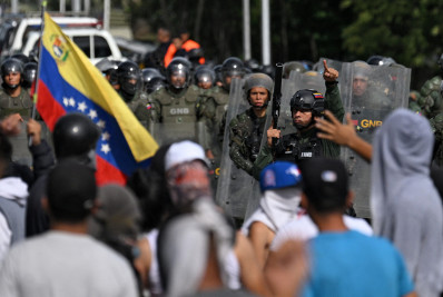 Maduro elogia militares por 'conduta exemplar' nos protestos após as eleições