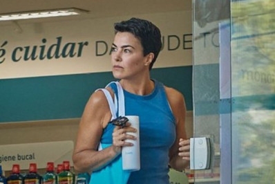 Ana Paula Arósio faz rara aparição pública e exibe visual novo