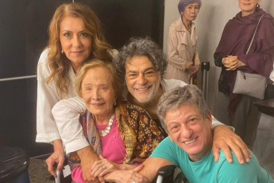 Glória Menezes faz rara aparição em teatro no Rio e posa com atores