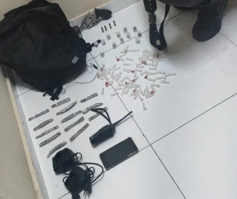Criminoso é preso em flagrante com arma e drogas em Iguabinha