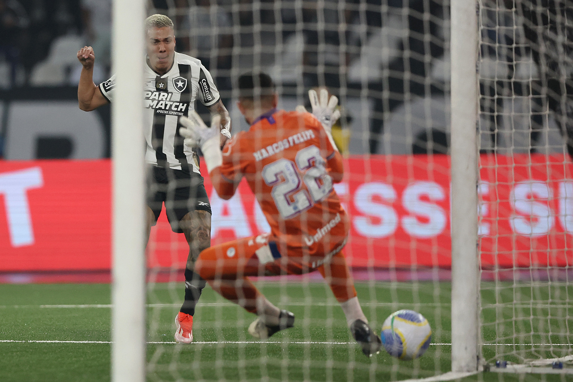 Carlos Alberto chuta no canto do goleiro Marcos Felipe e abre o placar para o Botafogo, que cedeu o empate ao Bahia no Nilton Santos  - Vitor Silva/Botafogo