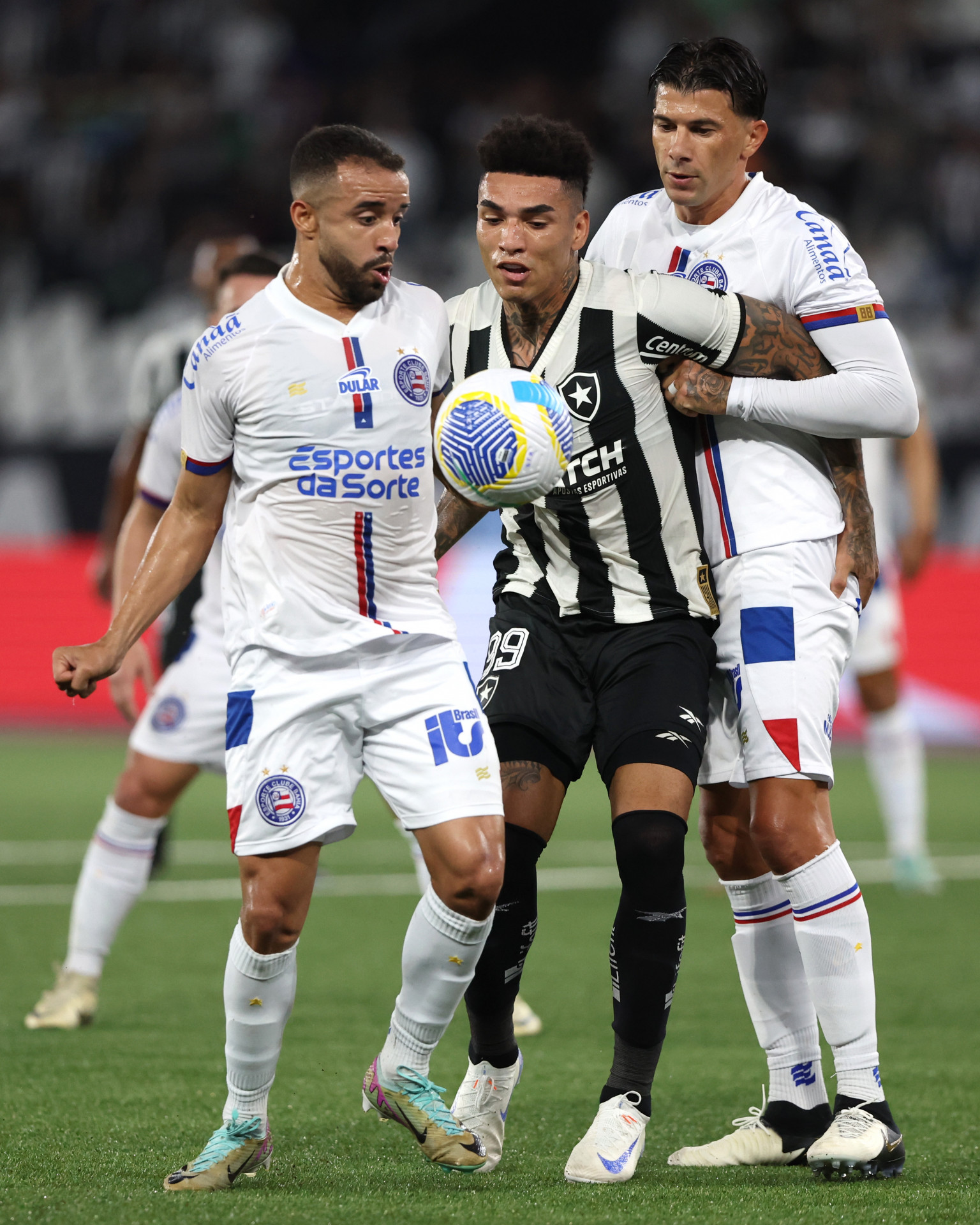 Igor Jesus recebe a marcação de Caio Alexandre e Victor Cuesta, ex-jogadores do Botafogo - Vitor Silva/Botafogo