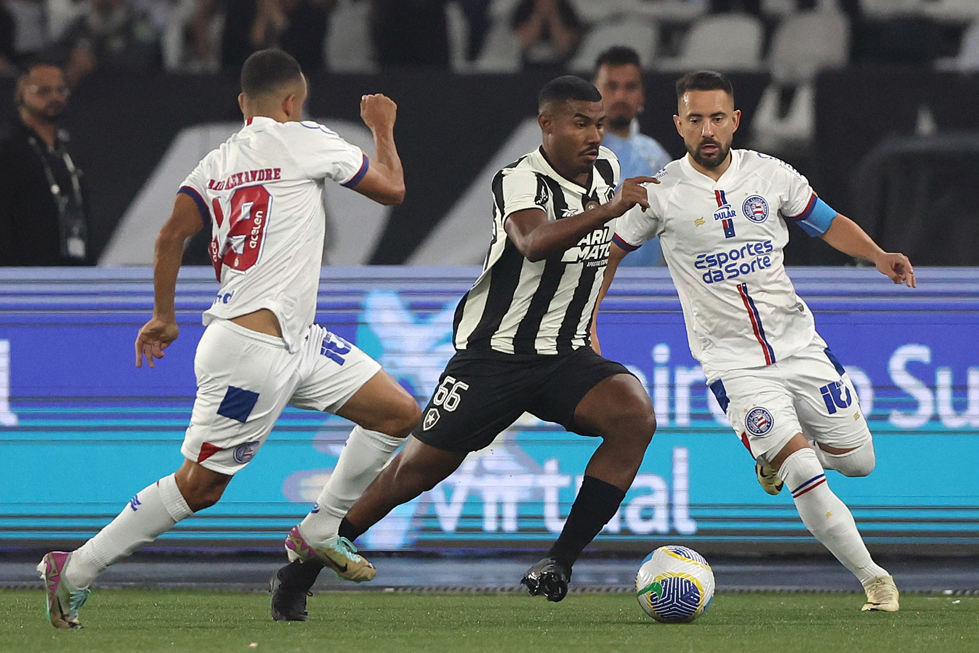 Marcação dupla do Bahia em cima de Cuiabano, do Botafogo - Vitor Silva/Botafogo