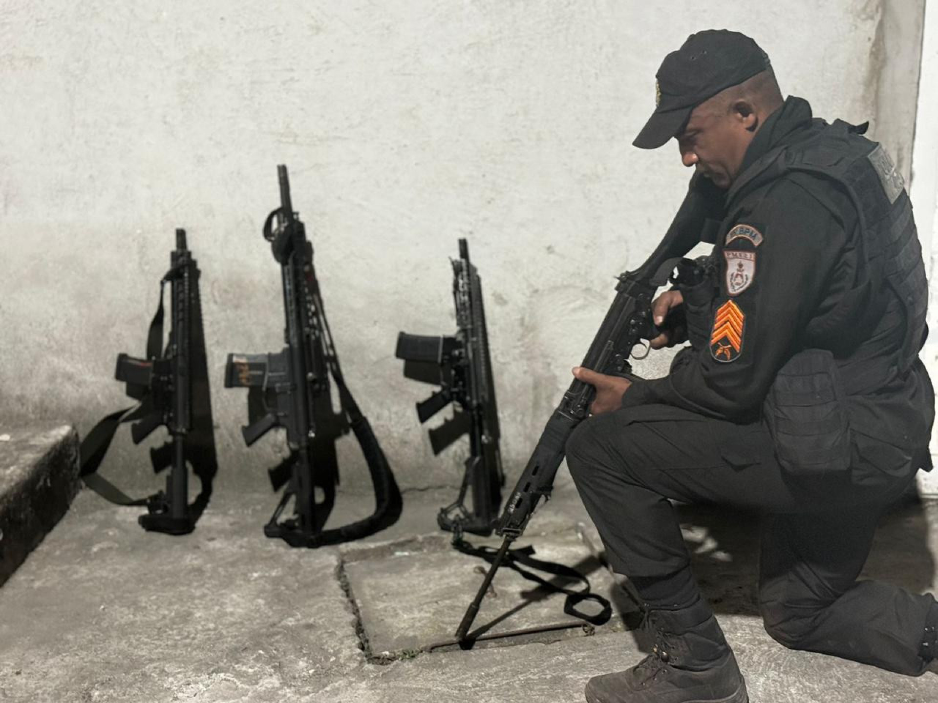 Após o confronto, policiais apreenderam três fuzis, que estavam com os criminosos - Divulgação / @pmerj