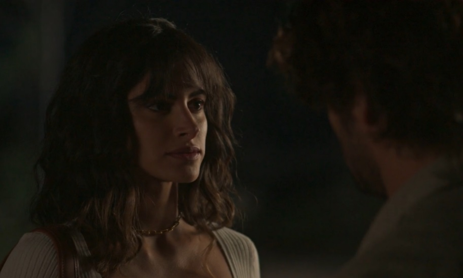 Zélia (Leticia Salles) tenta afastar Artur (Túlio Starling) de Quinota (Larissa Bocchino).  - Reprodução de vídeo / TV Globo