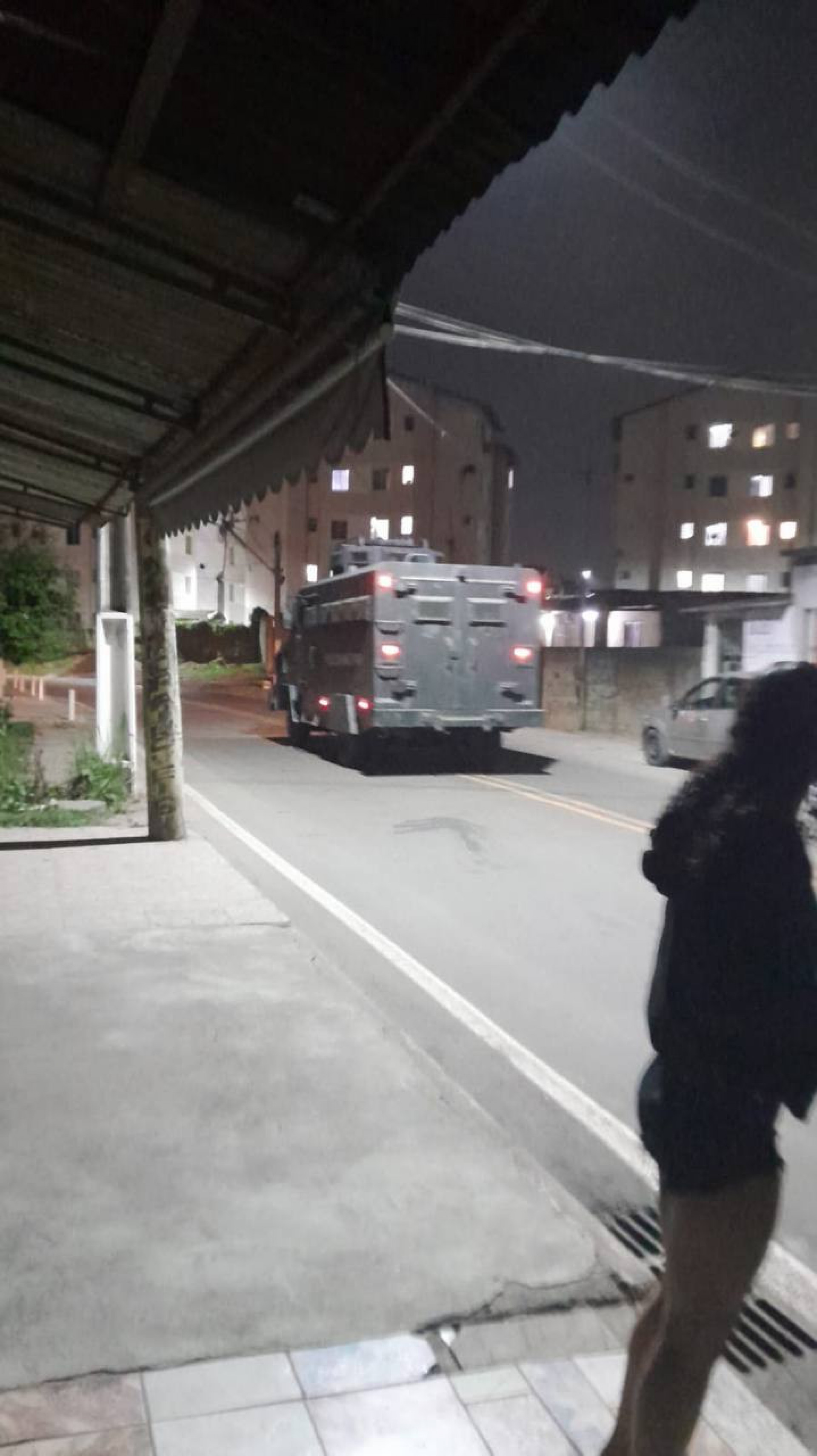 Moradores gravaram um veículo blindado da PM no local - Reprodução / Redes sociais