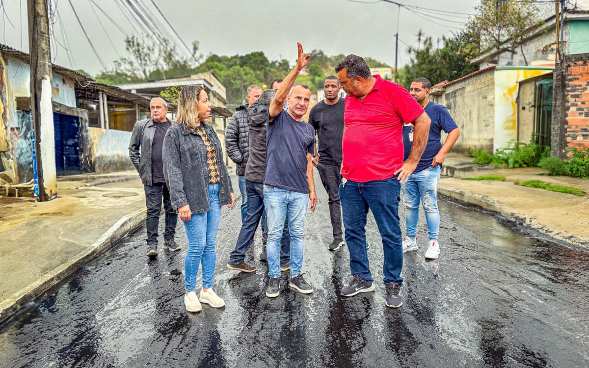 Waguinho foi conferir de perto como estão sendo executadas as obras da Vila Pauline