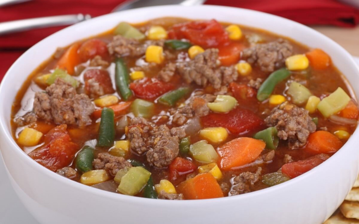 Sopa de carne moída com legumes (Imagem: Charles Brutlag | Shutterstock) 