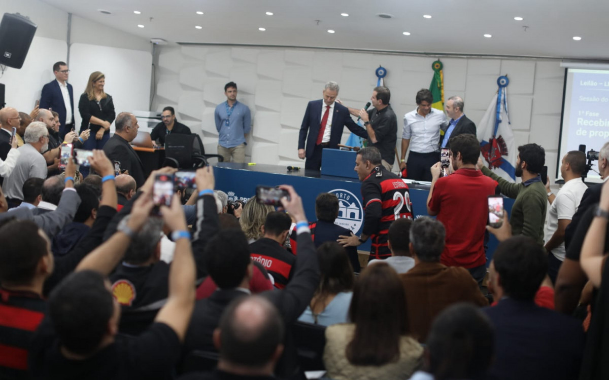 Torcedores e membros da diretoria do Flamengo comemoram cantando o hino do clube - Pedro Teixeira/ Agência O Dia