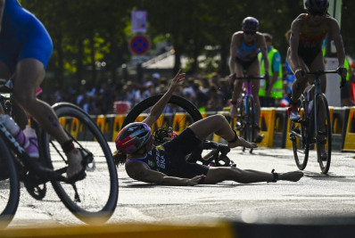 Em prova marcada por quedas, brasileiras terminam fora do pódio no triatlo feminino