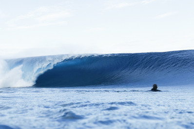 Condições melhoram no Taiti, e surfe será retomado com competição feminina