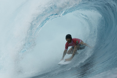 Entenda o motivo dos surfistas usarem capacete para competir nos Jogos de Paris