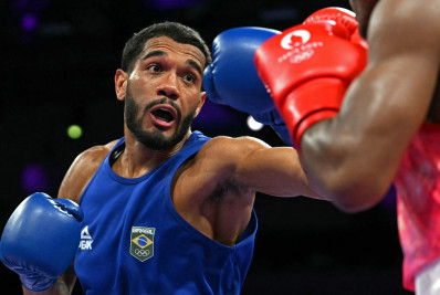 Luiz 'Bolinha' Oliveira luta bem, mas é eliminado nas oitavas de final do boxe